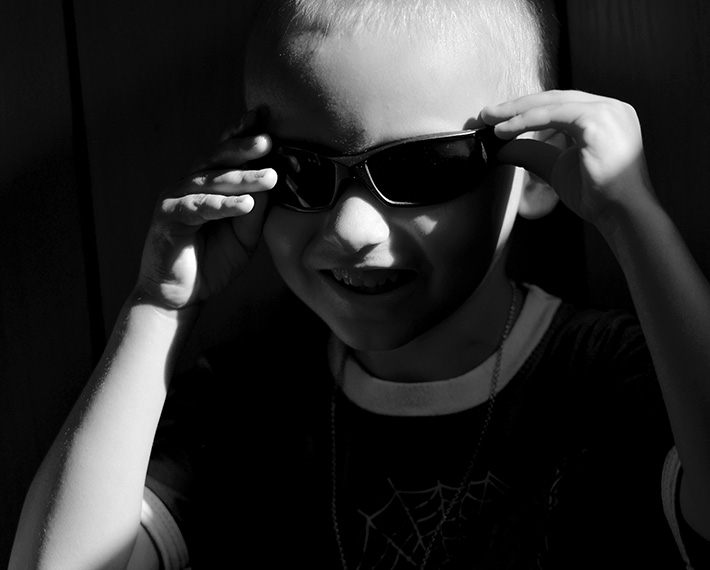 Черно-белая фотография мальчика