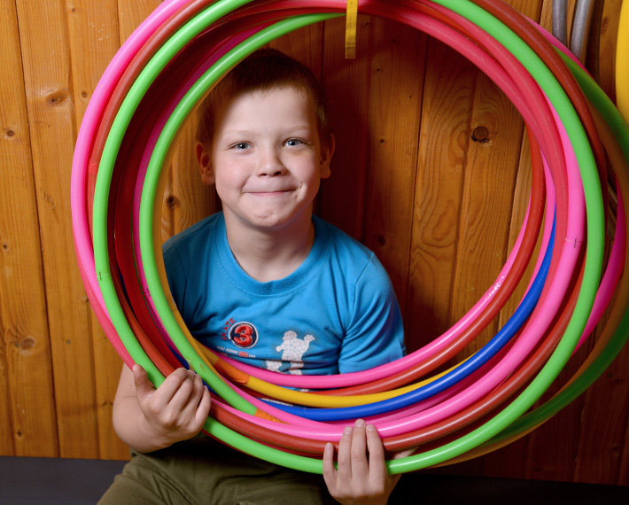 Парень держит кольца в детском саду