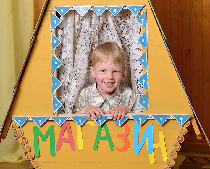 Мальчик в окне магазина