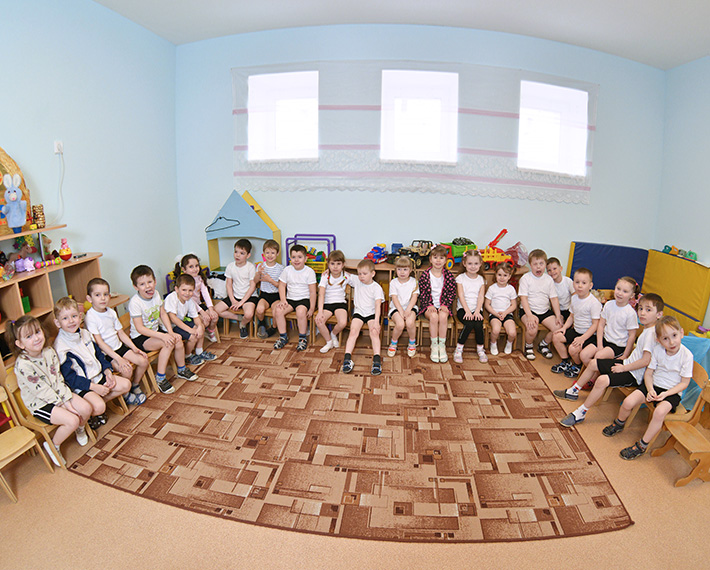 Дети в спортивной форме в детском саду