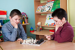 Мальчики играют в шашматы